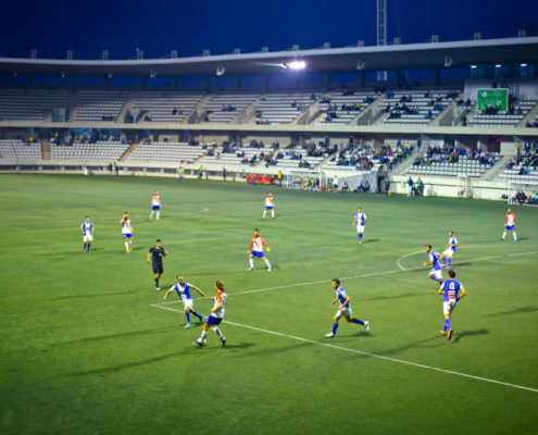 partido de fútbol en juego en el estadio L'Hospitalet
